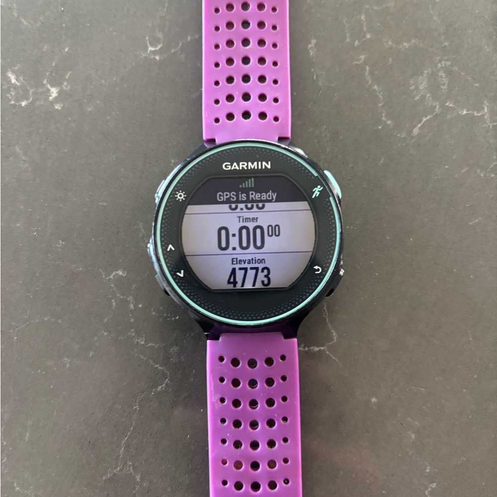 Garmin 235 Forerunner GPS Sports Watch in great condition! Nothing wrong with it